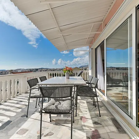 Grande Vista - Spacious 3 Bedroom With Large Terrace And Fantastic Sea View *