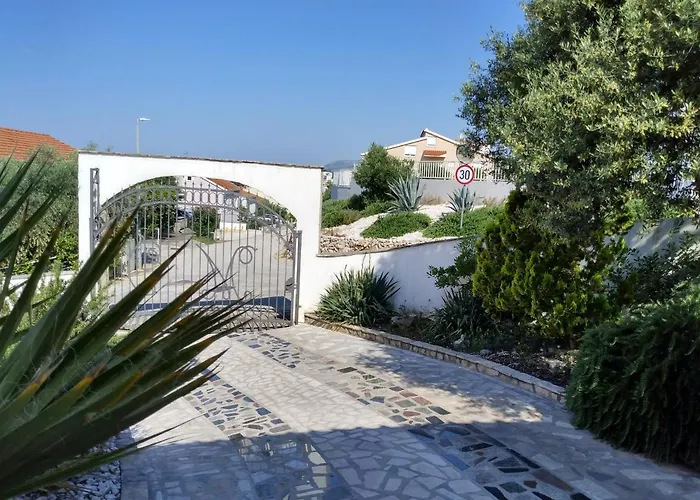 Grande Vista - Spacious 3 Bedroom With Large Terrace And Fantastic Sea View *