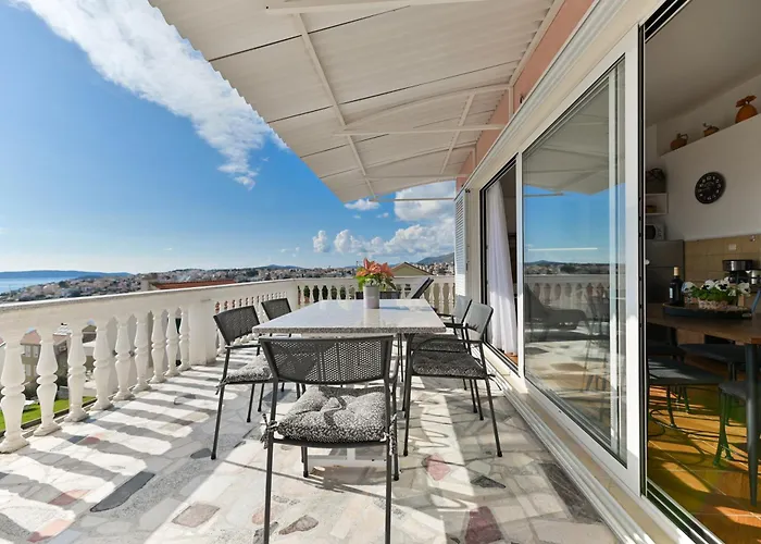 Grande Vista - Spacious 3 Bedroom With Large Terrace And Fantastic Sea View *